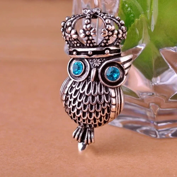 VQ Vintage Owl Brooch with Blue Crystal Eyes - Picture 1 of 4